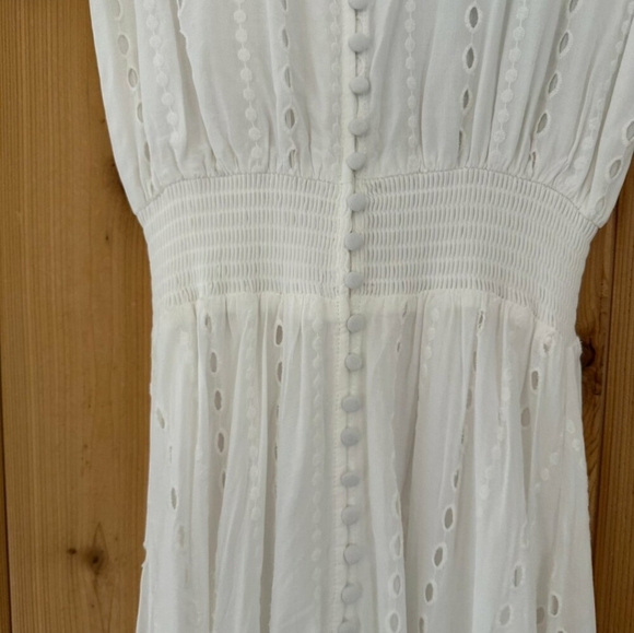 Elegant White Eyelet Dress - Picture 6 of 8